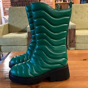 I am Jennifer Le tall puffy Kelly green boots full side zipper. Size 43